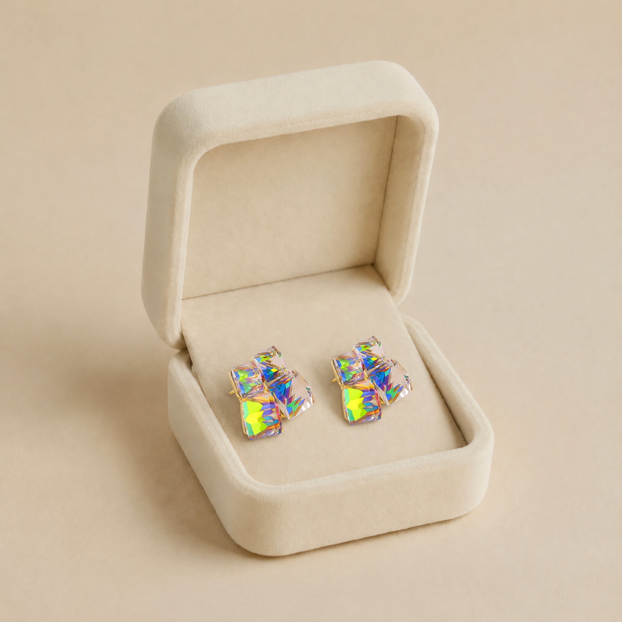 cercei_2x2_in_cutie_2 Cercei casual-eleganți placați cu aur de 14K, prindere tip șurub, motiv geometric cu pătrate 3D strălucitoare, 2 cm, Noem® - imagine 1
