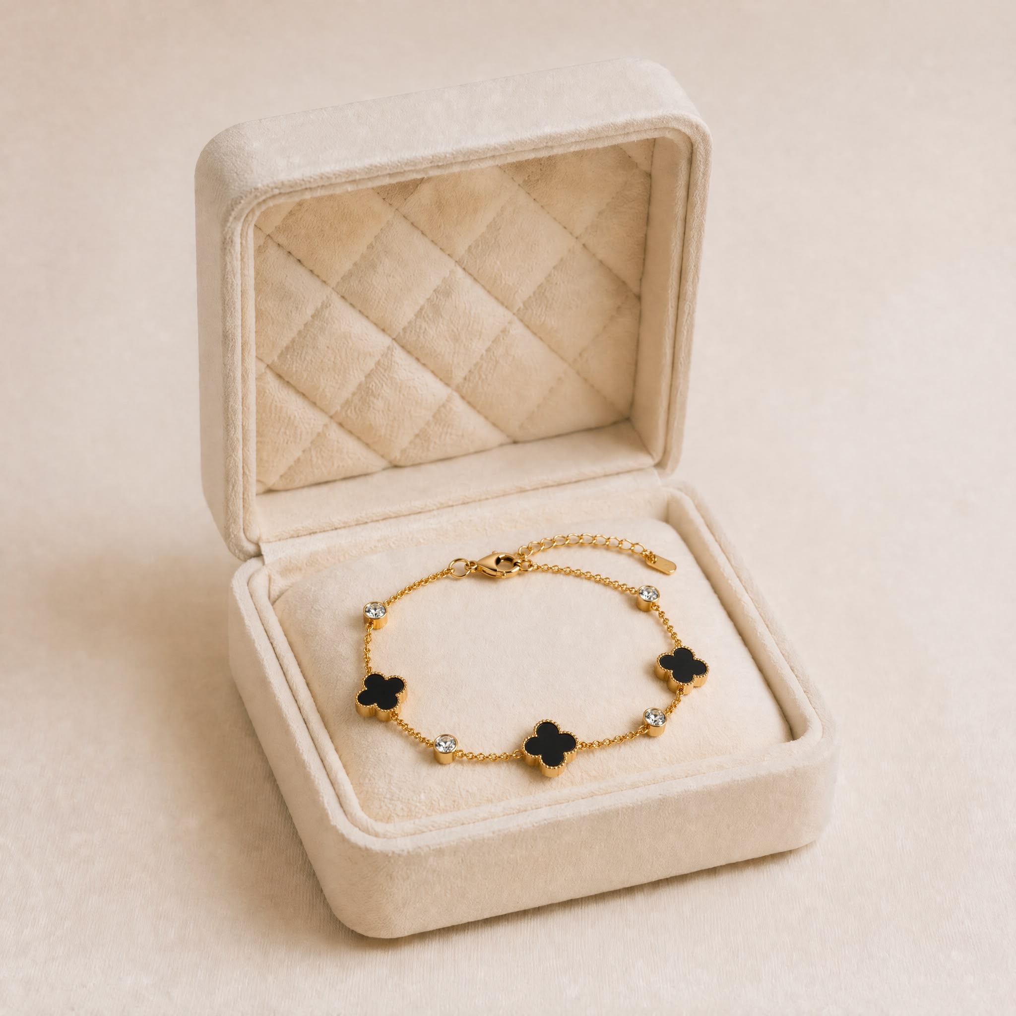 ff14d3ae-4b82-4724-bd5e-aac2b4aa7b34 Brățară elegantă din oțel chirurgical placată cu aur de 14K, lungime 16.5+5 cm, decorată cu motive trifoi norocos de culoare neagră și cristale rotunde din zirconiu cubic, Noem® - imagine 1