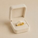 Inel elegant tip verighetă din oțel inoxidabil 316L placat cu aur, lățime 0.7 cm, decorat cu email alb și o bandă centrală din cristale de zirconiu cubic, Noem®
