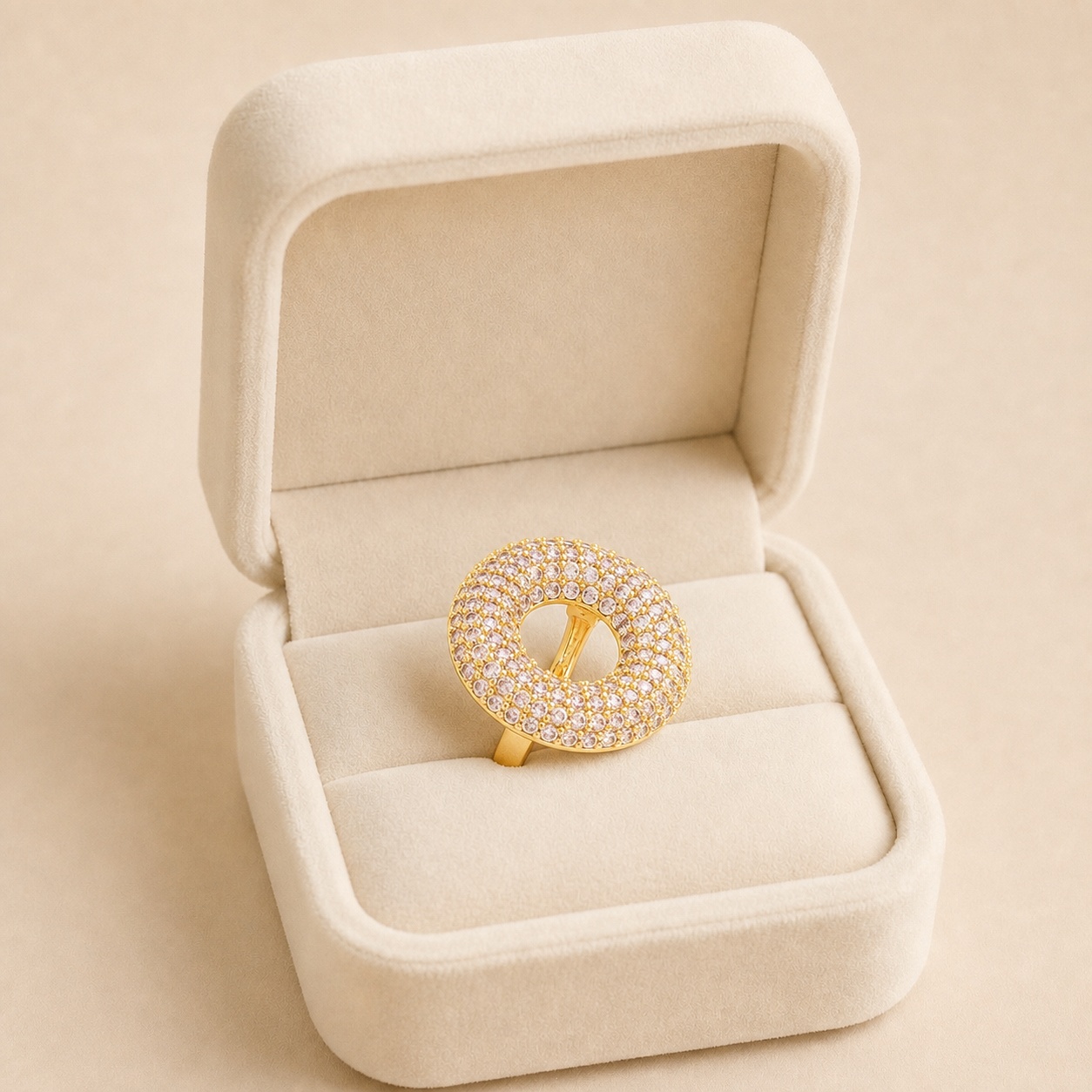 inel_noem_in_cutie_fanta_2 Inel cocktail supradimensionat placat cu aur de 18K, model coroană rotundă tip donut incrustată 3D cu pietre cristal strălucitor, Noem® - imagine 1