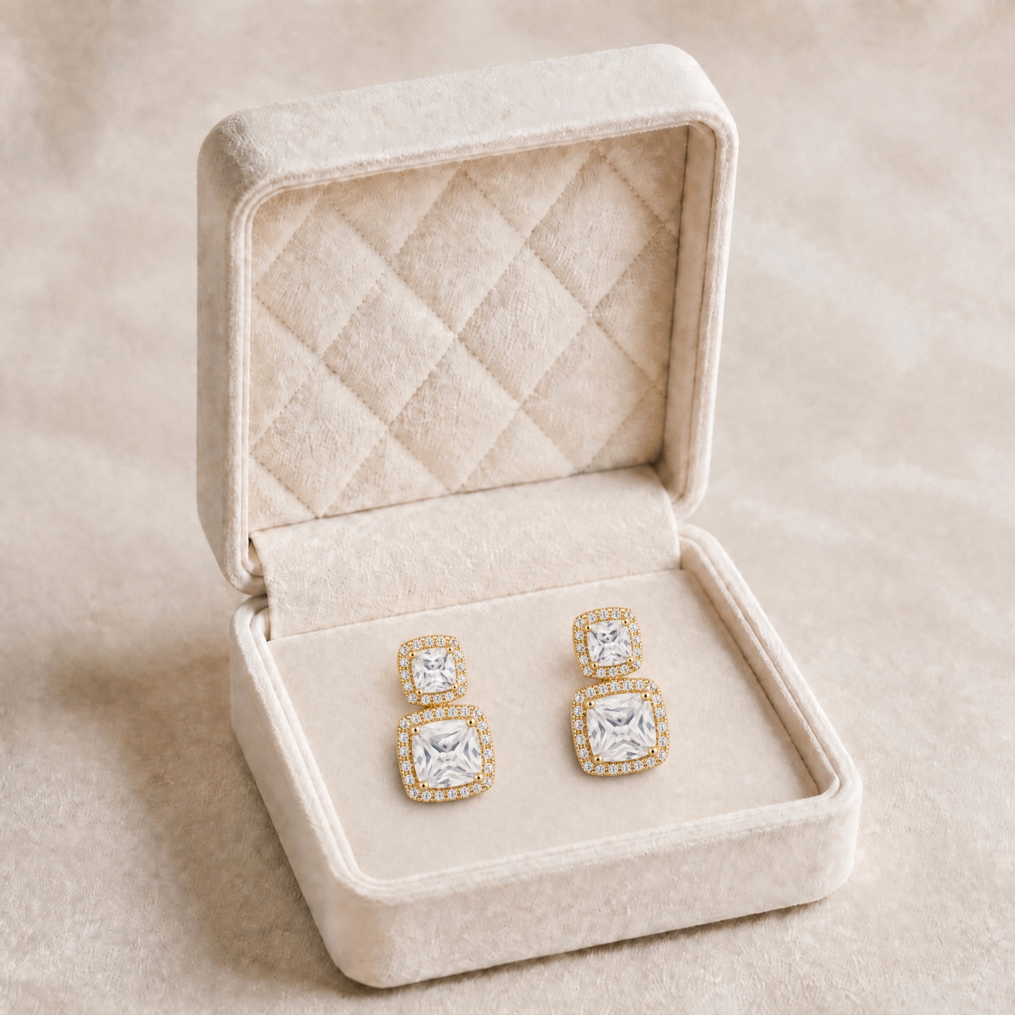 noem_cercei_NO0792_in_cutie_2 Cercei din oțel chirurgical placați cu aur de 14K cu cristal zirconiu cubic, 1.8x1.2 cm, cercei de damă pătrați stil halo cu șurub, Noem® - imagine 1