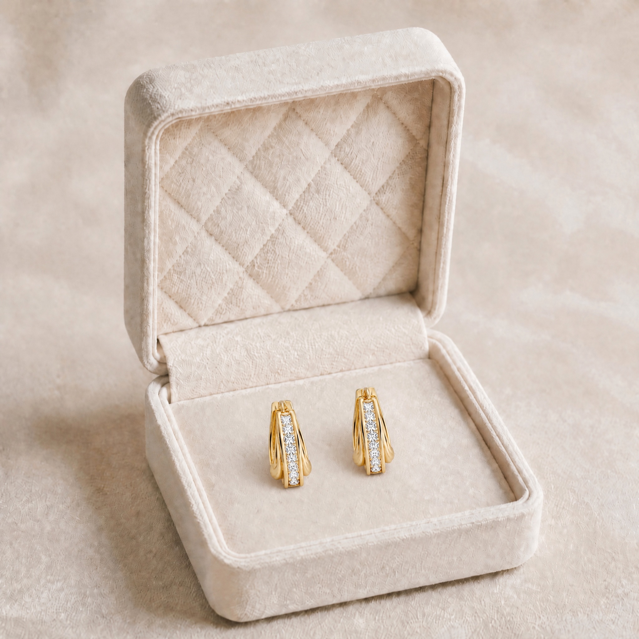 noem_cercei_NO0793_in_cutie_fidela_2 Cercei din oțel chirurgical placați cu aur de 14K cu zirconiu cubic, 1.5x0.8 cm, cercei tortițe de damă cu închizătoare englezească, Noem® - imagine 1