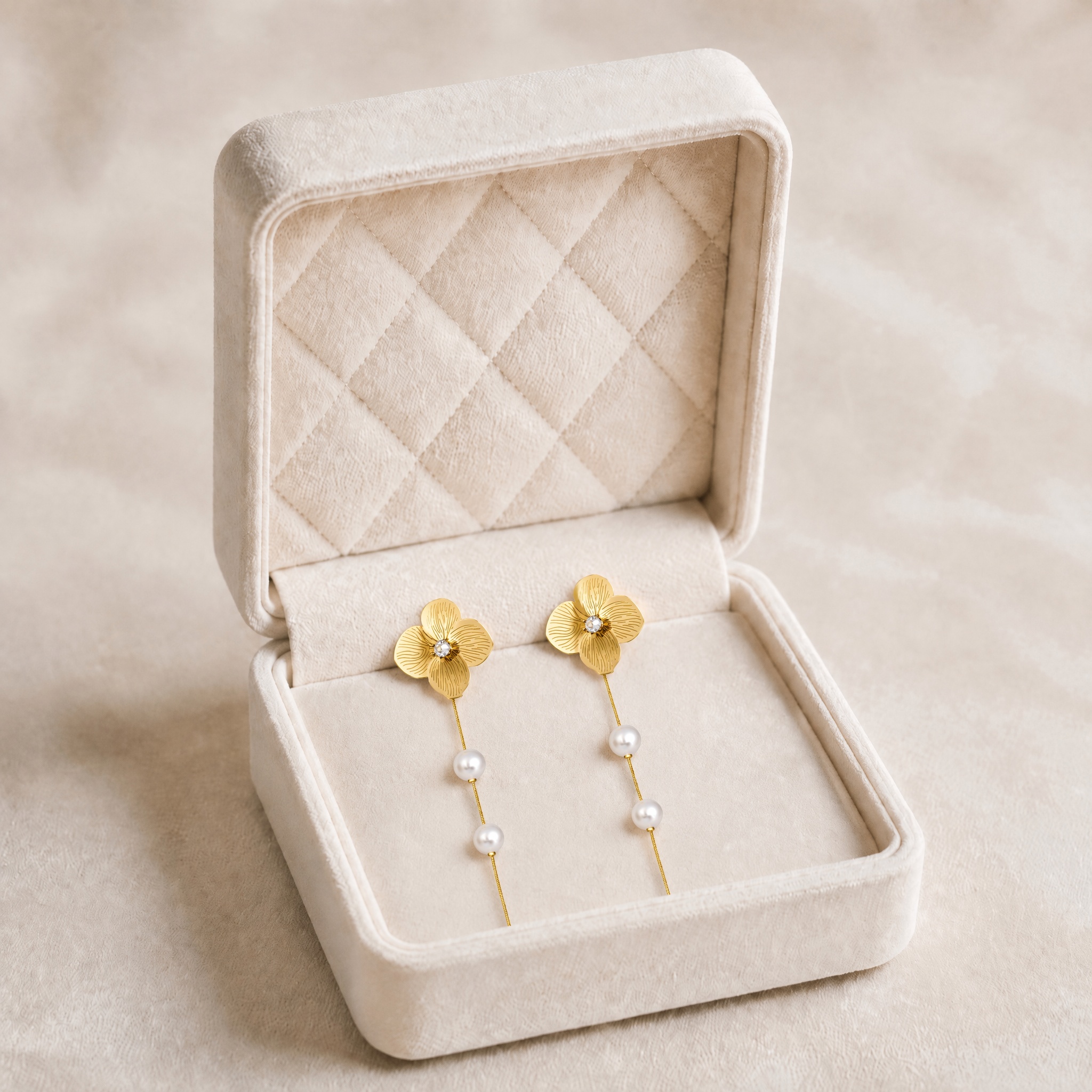 noem_cercei_floare_perle_fir_complet_2 Cercei lungi din oțel chirurgical placați cu aur de 14K cu flori și perle, 12.5x3.2 cm, cercei de damă eleganți cu șurub, Noem® - imagine 1