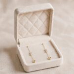 Cercei lungi din oțel chirurgical placați cu aur de 14K cu lanț și inimioară, cercei de damă liniari cu șurub și zirconiu cubic, Noem®