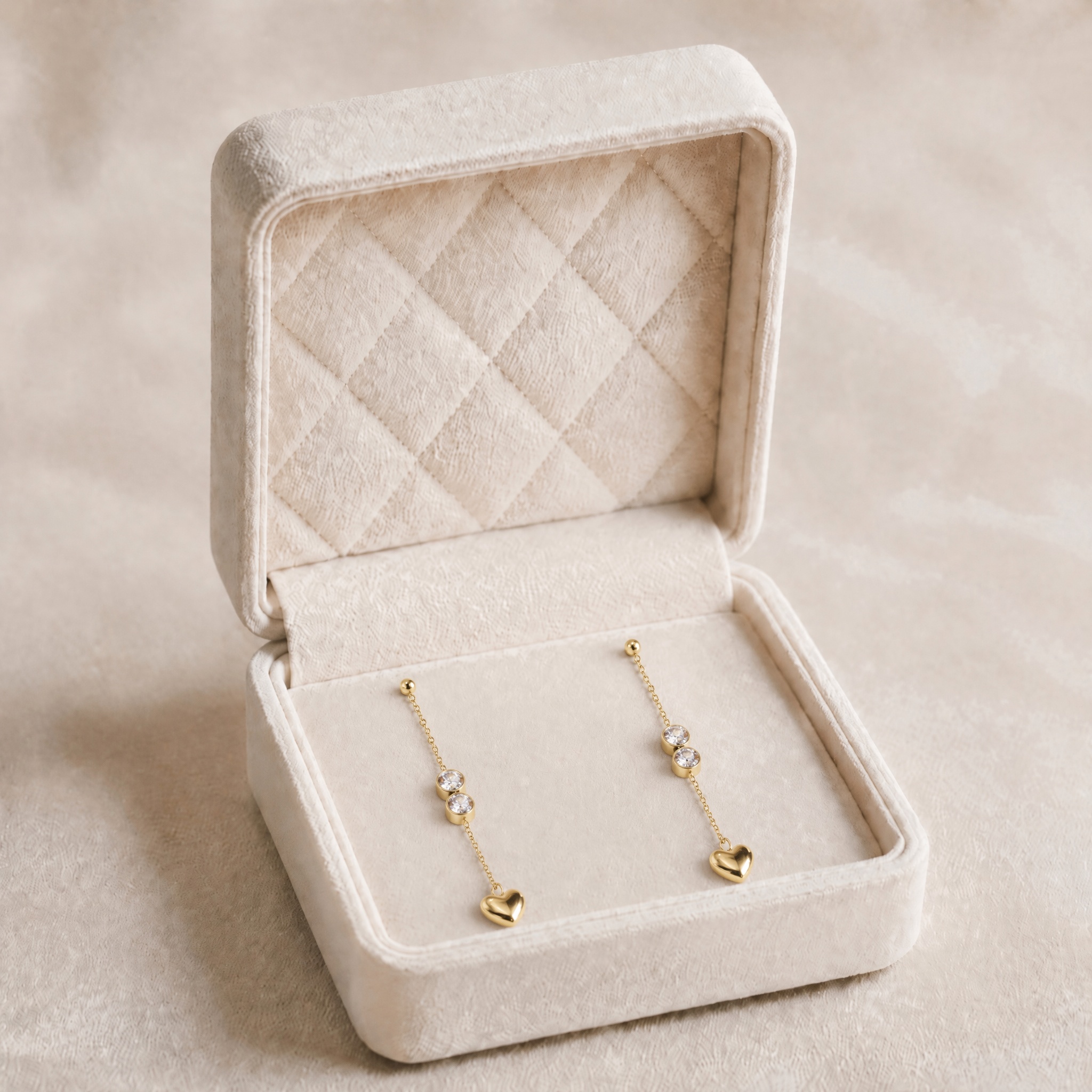 noem_cercei_in_cutie_fideli_2 Cercei lungi din oțel chirurgical placați cu aur de 14K cu lanț și inimioară, cercei de damă liniari cu șurub și zirconiu cubic, Noem® - imagine 1