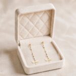 Cercei lungi din oțel chirurgical placați cu aur de 14K cu libelulă și perle, cercei de damă liniari cu închizătoare tip știft, Noem®