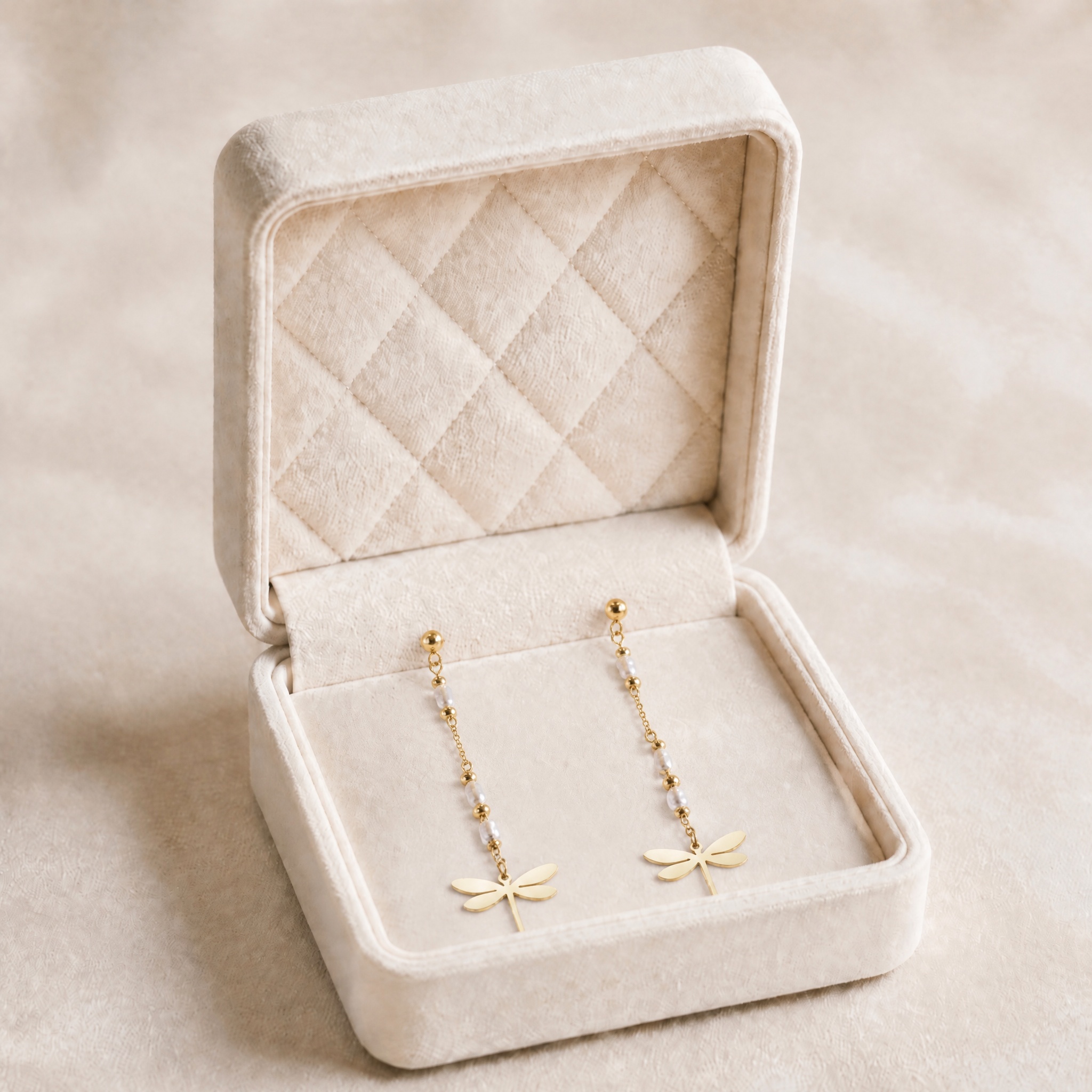 noem_cercei_libelula_in_cutie_2 Cercei lungi din oțel chirurgical placați cu aur de 14K cu libelulă și perle, cercei de damă liniari cu închizătoare tip știft, Noem® - imagine 1