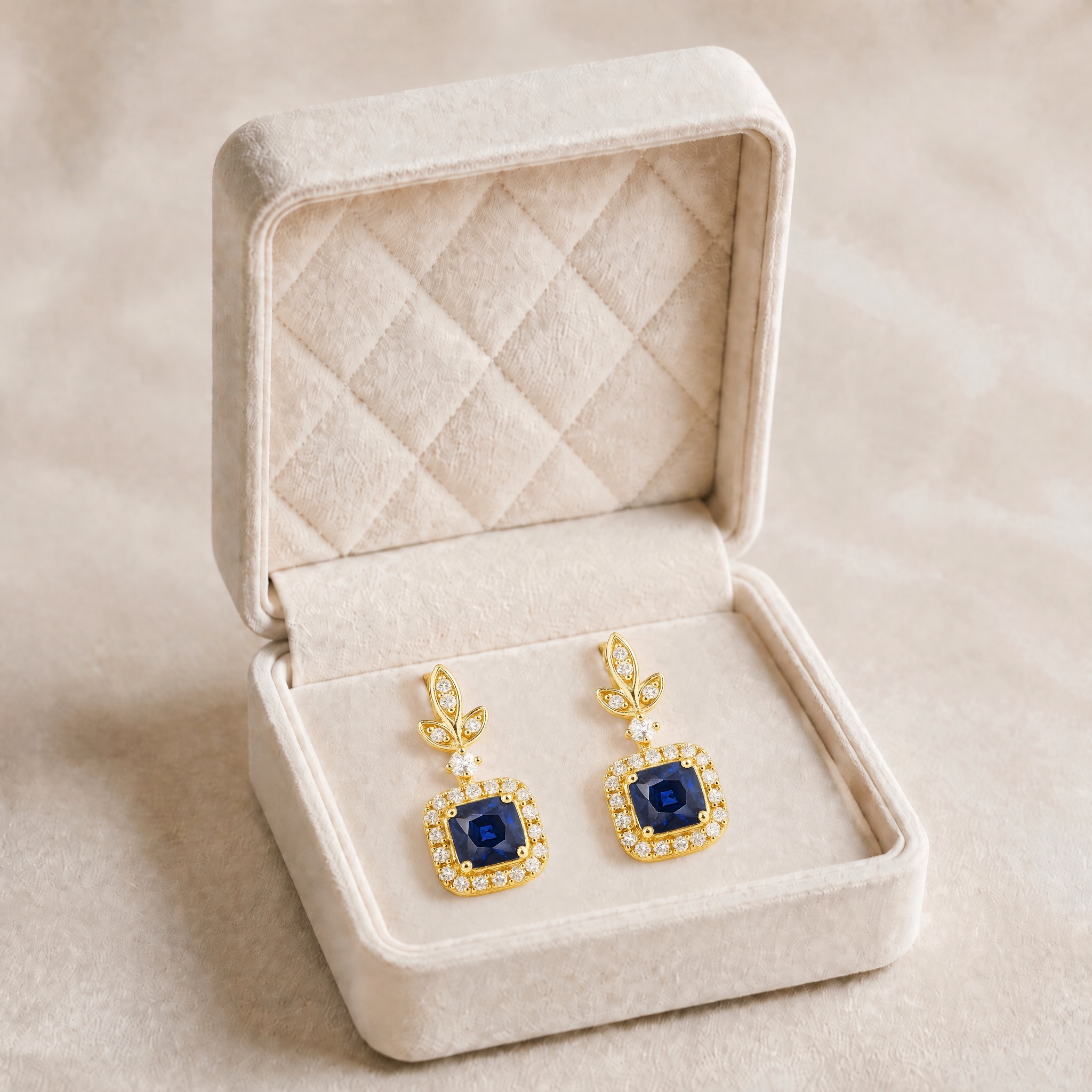 noem_cercei_safir_in_cutie_fidel_2 Cercei din oțel chirurgical placați cu aur de 14K cu zirconiu cubic albastru, 1x1 cm, cercei de damă pătrați stil halo cu șurub, Noem® - imagine 1