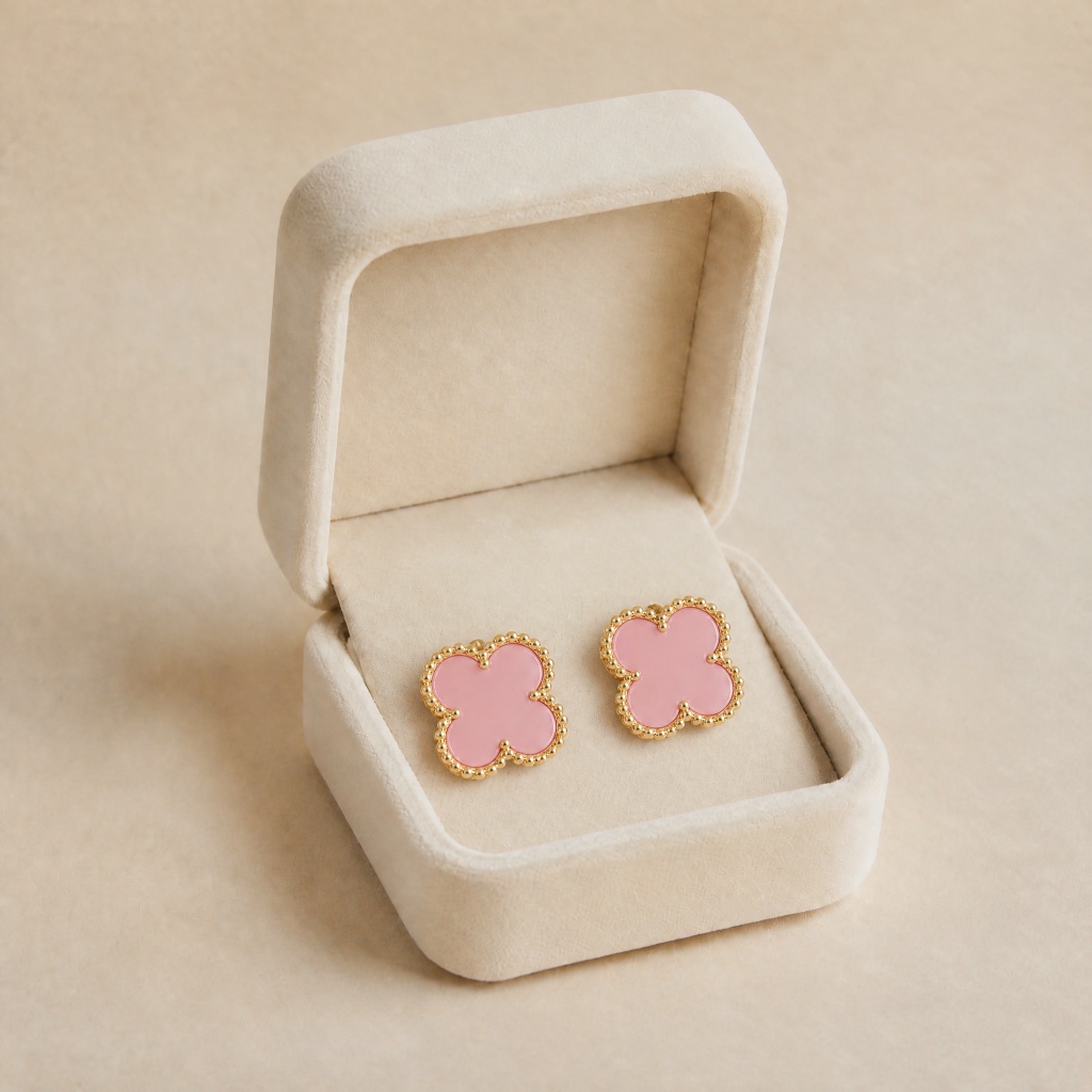 noem_cercei_trifoi_roz_in_cutie Cercei placați cu aur de 14K, design statement tip trifoi cu patru foi roz pastel și ramă cu mărgele aurii, prindere șurub, 1,5 cm, Noem® - imagine 1