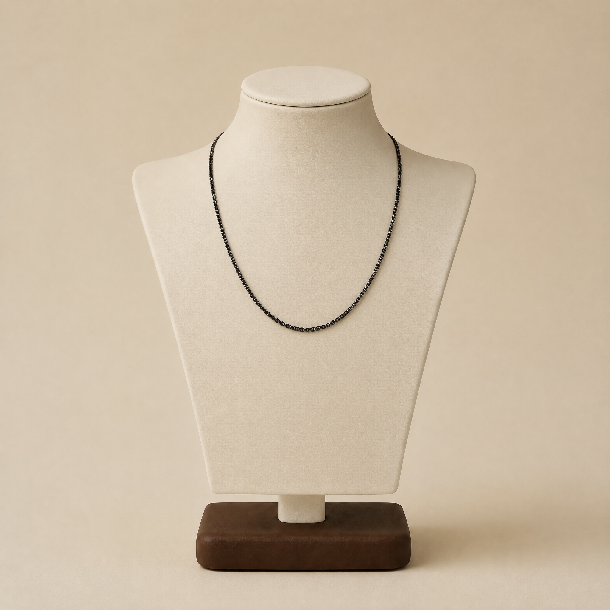 noem_colier_pe_bust_2 Colier bărbătesc elegant din oțel inoxidabil 316L, lungime 50 cm, model clasic Veneția cu zale pătrate compacte, negru, Noem® - imagine 1