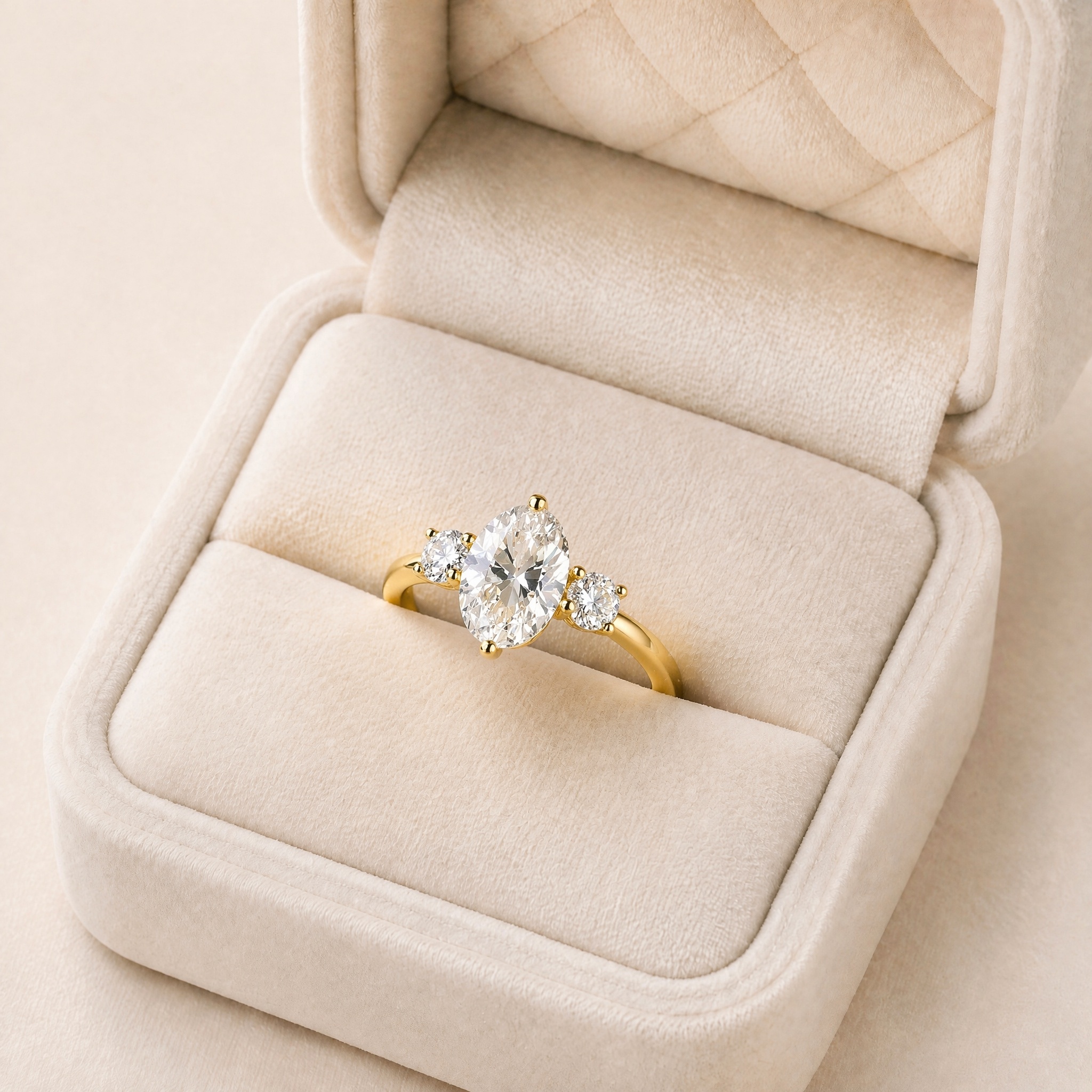 noem_inel_aur_trei_pietre_in_cutie_2 Inel din oțel chirurgical placat cu aur de 14K cu zirconiu cubic mare oval, inel de logodnă de damă cu trei pietre albe clare, marimea 7, Noem® - imagine 1