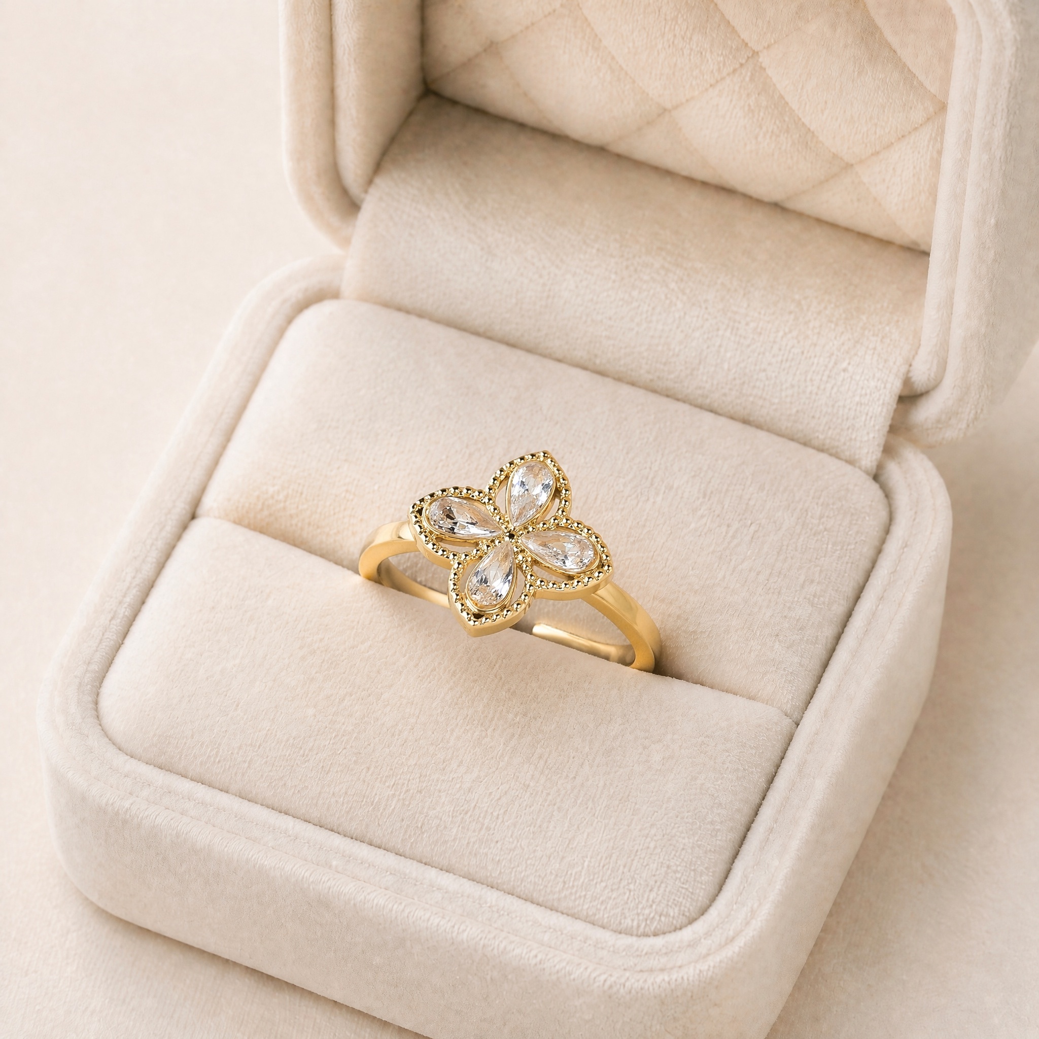 noem_inel_floare_cutie_2 Inel reglabil din oțel chirurgical placat cu aur de 14K cu zirconiu cubic, inel de damă universal cu aplicație floare de 1.2 cm, Noem® - imagine 1