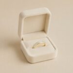 Inel de damă tip verighetă cu bandă de 0.4 cm, accesoriu din oțel inoxidabil auriu pavat fin cu două linii continue de strasuri strălucitoare, Noem®