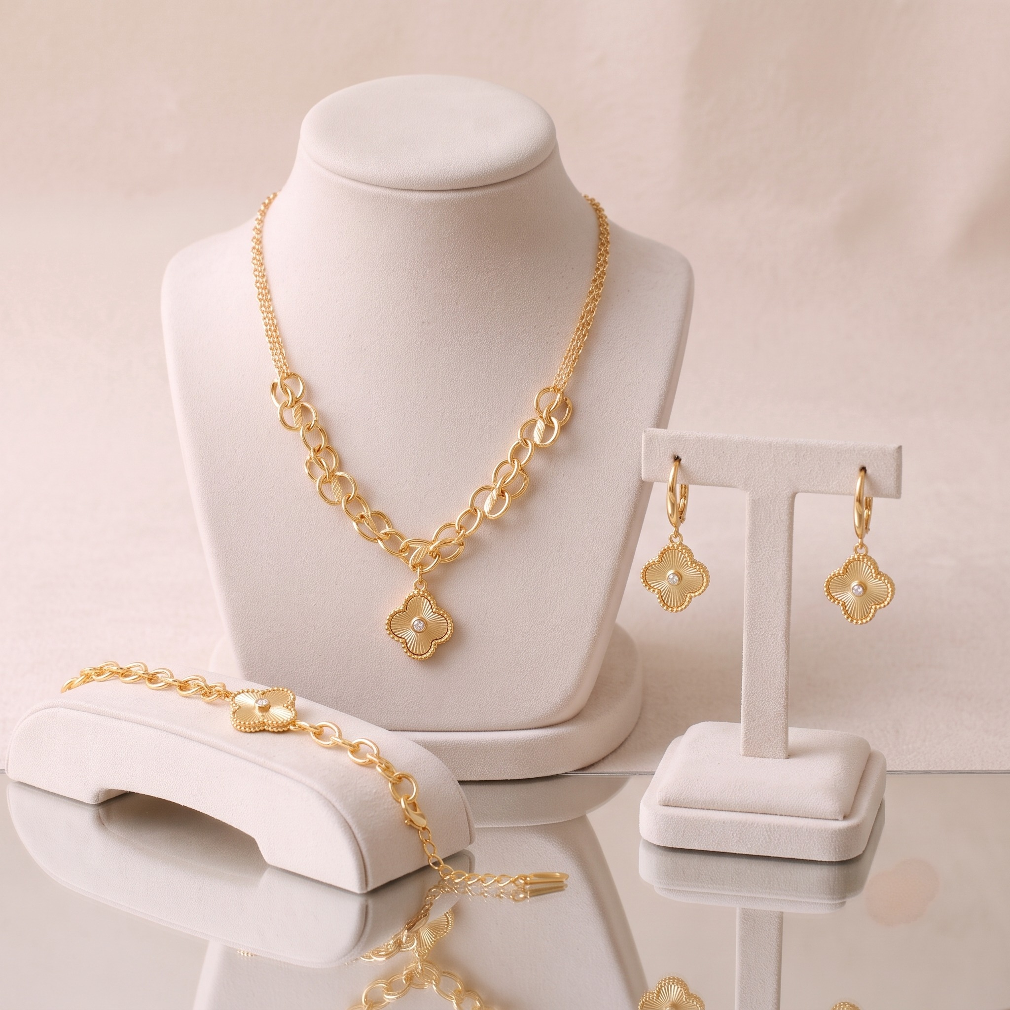 phototune.ai_1783105165 Set bijuterii placat cu aur 14K cu colier, brățară și cercei cu trifoi norocos, set complet de damă din metal auriu cu zale texturate, Noem® - imagine 1