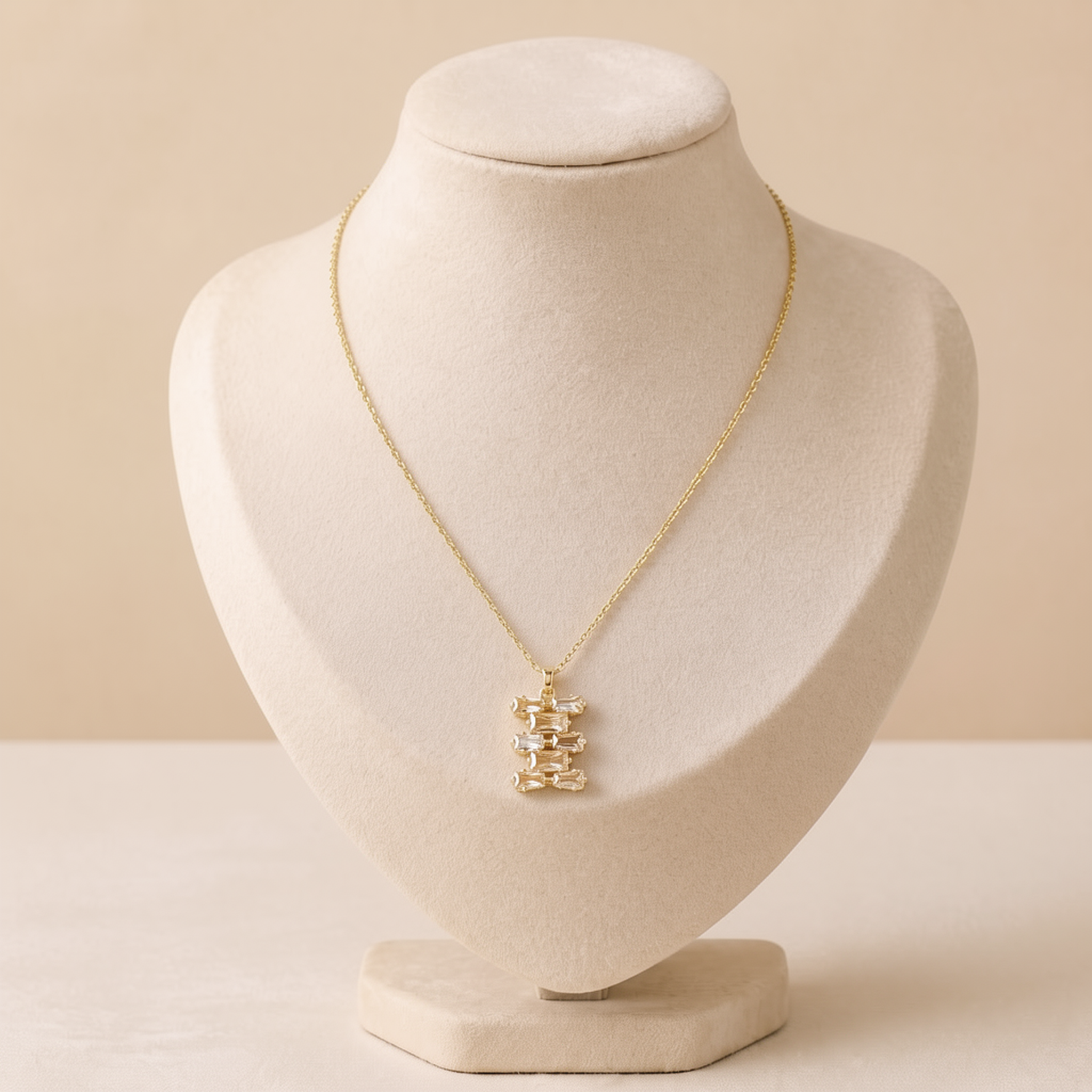 phototune.ai_1783109258 Colier placat cu aur 14K cu pandantiv geometric cu cristale albe, lanț de damă fin la baza gâtului cu zirconiu cubic transparent, Noem® - imagine 1