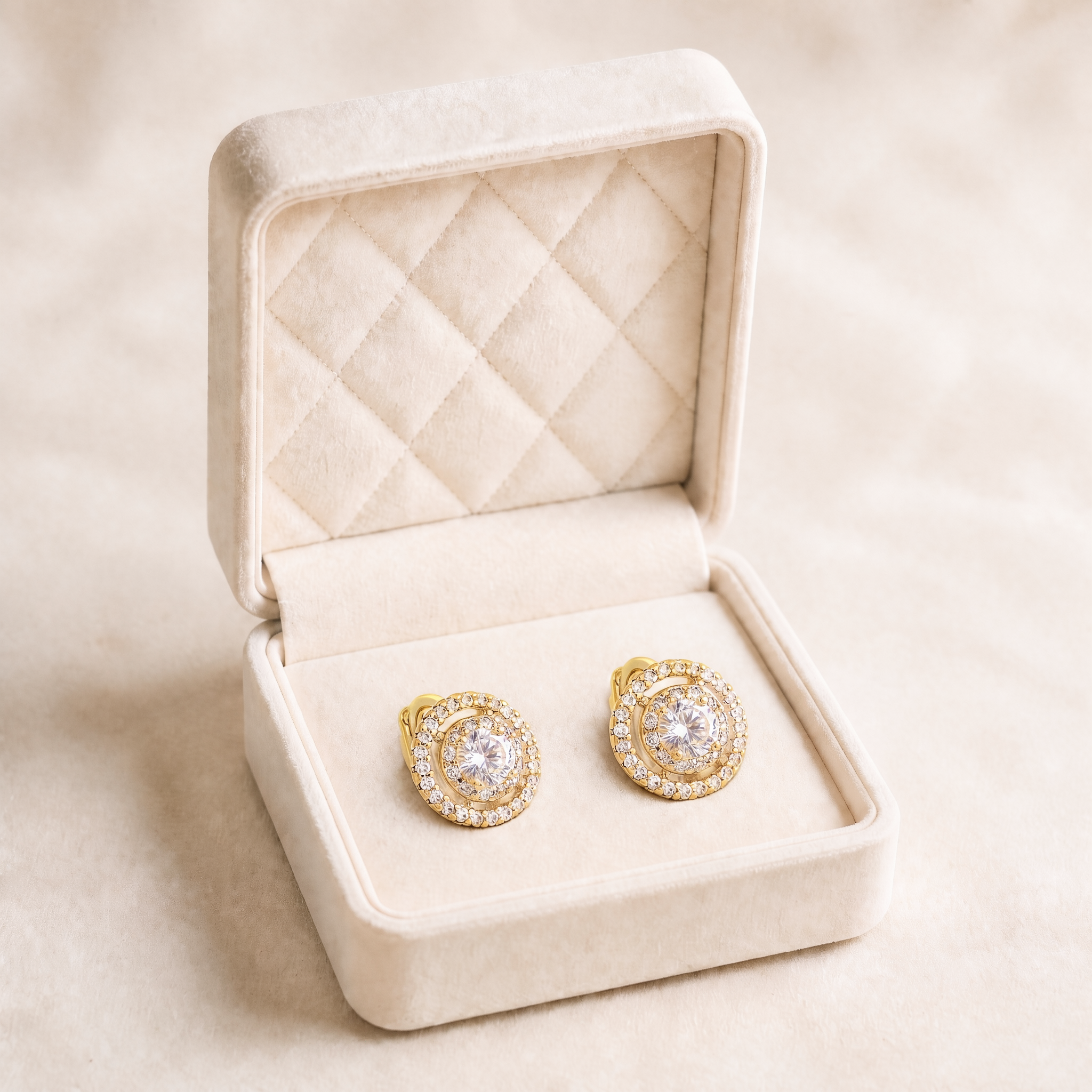 phototune.ai_1783171872 Cercei tip clips de seară placate cu aur 14K cu cristal central rotund și halo dublu de strasuri, cercei tip clips cu pietre albe transparente, Noem® - imagine 1
