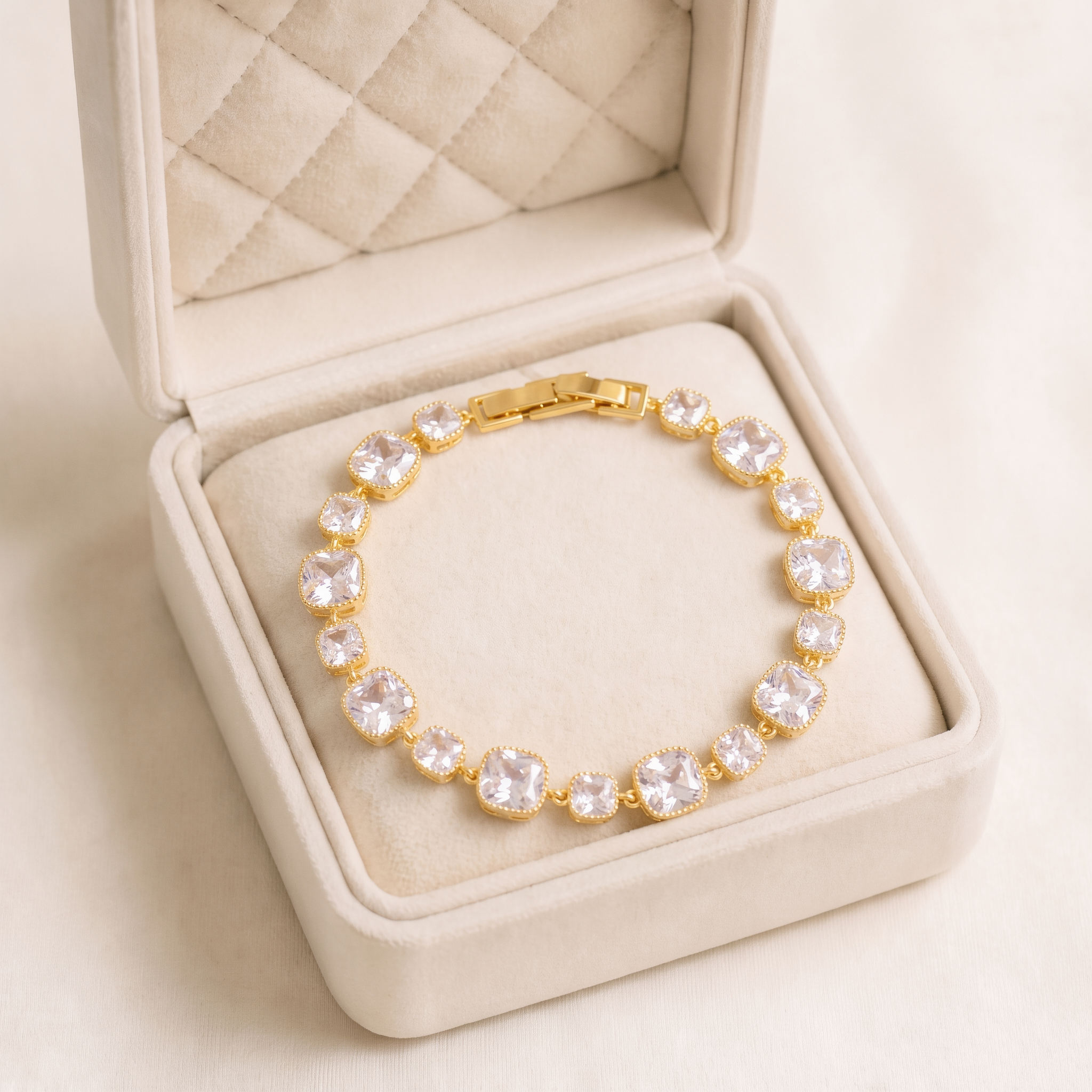 phototune.ai_1783177082 Brățară de seară placată cu aur 14K cu cristale mari pătrate din zirconiu cubic transparent, brățară de damă elegantă cu zale geometrice, Noem® - imagine 1