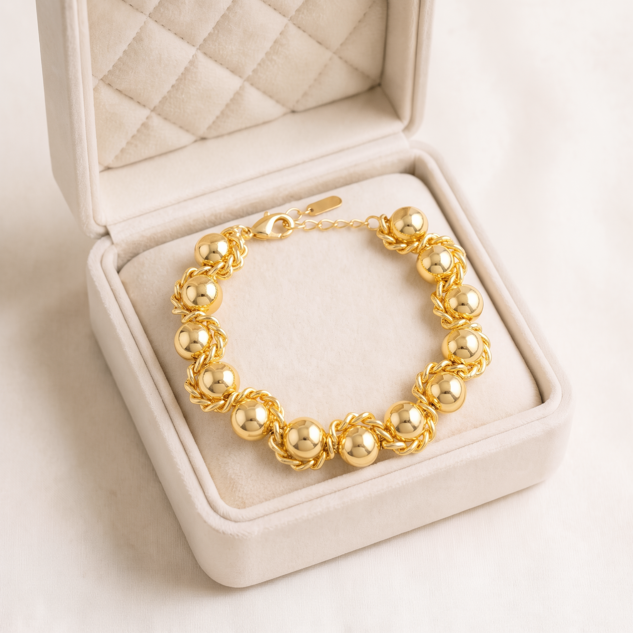phototune.ai_1783178031 Brățară lată de seară placată cu aur 14K cu linii ondulate și strasuri albe din zirconiu, brățară de damă elegantă cu zale geometrice, Noem® - imagine 1