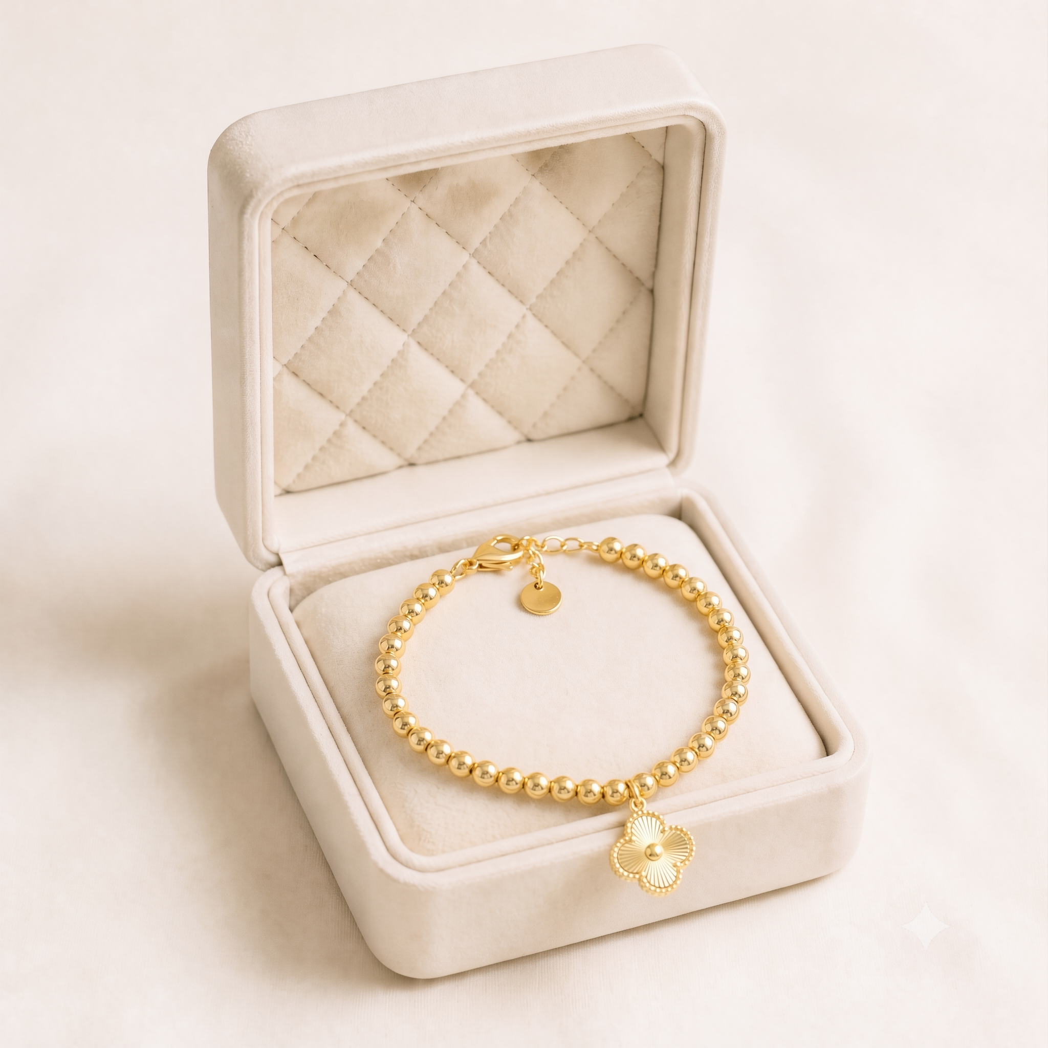 phototune.ai_1783178422 Brățară placata cu aur 14K cu linii împletite și strasuri albe din zirconiu, brățară de damă elegantă cu zale geometrice lucioase si un trifoi auriu, Noem® - imagine 1
