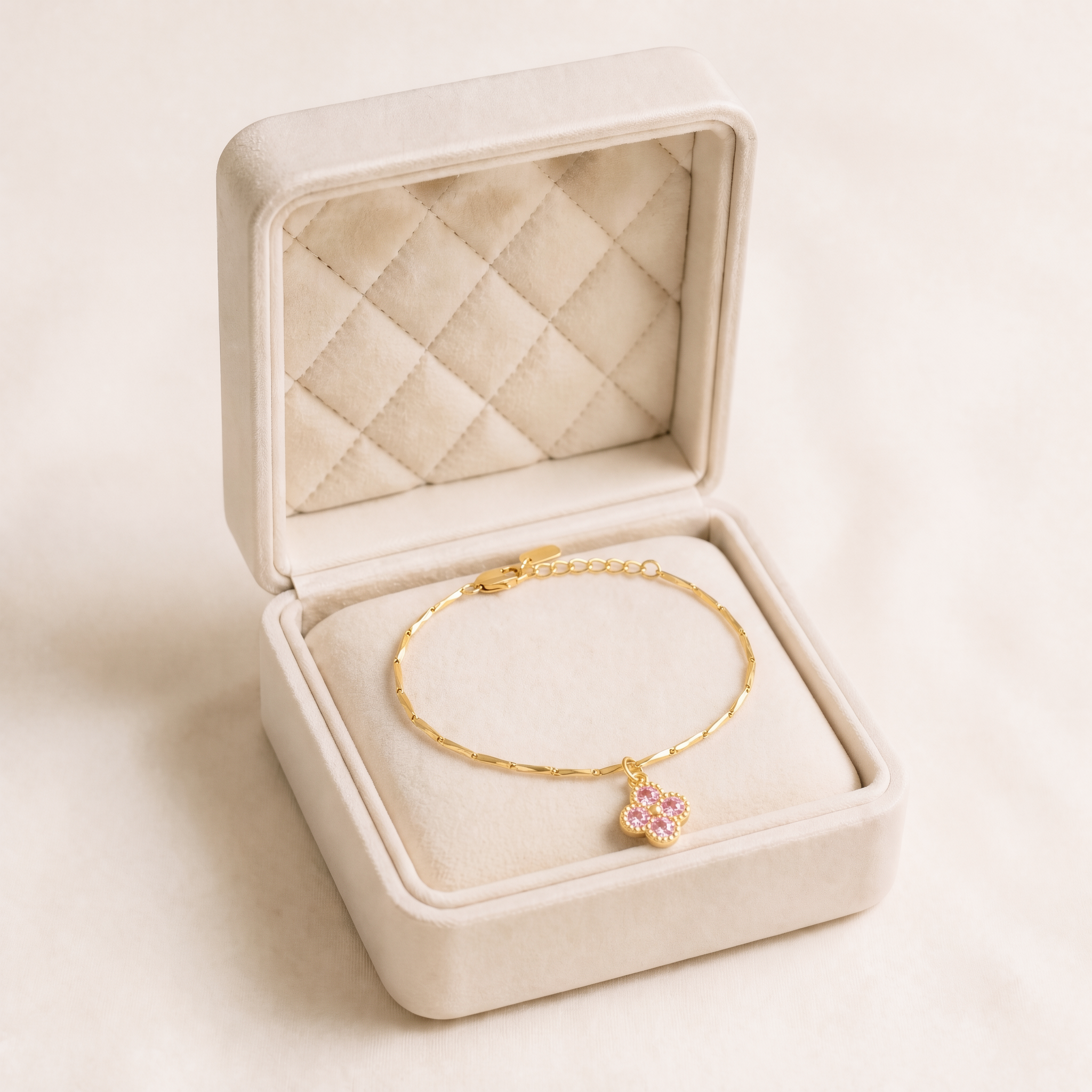 phototune.ai_1783178697 Brățară de dama placata cu aur de 14K , pandantiv floral și cristale roz , Noem® - imagine 1