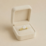 Inel solitar elegant placat cu aur de 14K, cu cristal rotund strălucitor de 10 mm în montură cu gheare, Noem®