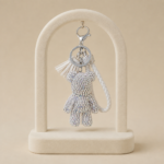 Breloc de lux argintiu cu ursuleț de cristal, curea albă împletită și ciucure, lungime 10 cm, Noem®