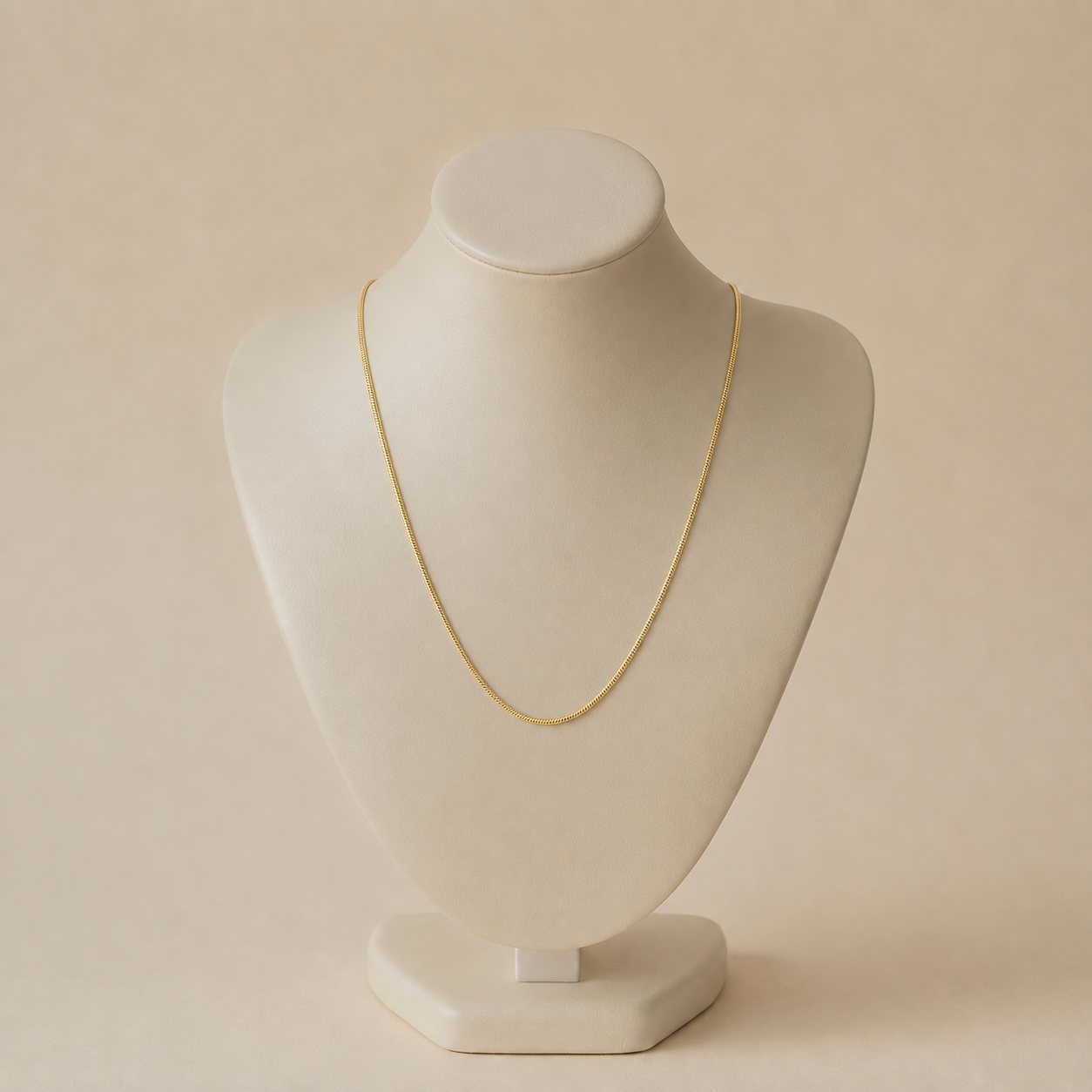Image Aug 8, 2026, 01_27_37 PM Colier din oțel inoxidabil placat cu aur de 14K, lungime 54 cm, lanț stil sârmă rotundă flexibilă, Noem® - imagine 1