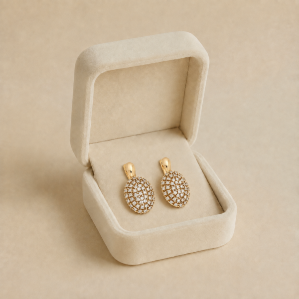 Cercei eleganți placați cu aur de 14K, dimensiuni 26/15 mm, motiv oval domat cu pavaj dens de zirconii, inchidere tortita, Noem®