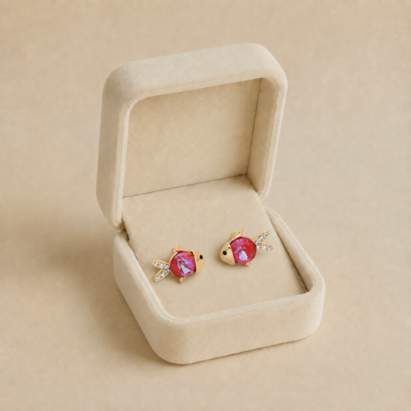 Cercei pentru copii pe șurub placați cu aur de 14K, dimensiuni 9/12 mm, motiv peștișor cu cristal și coadă pavată cu zirconii, Noem®