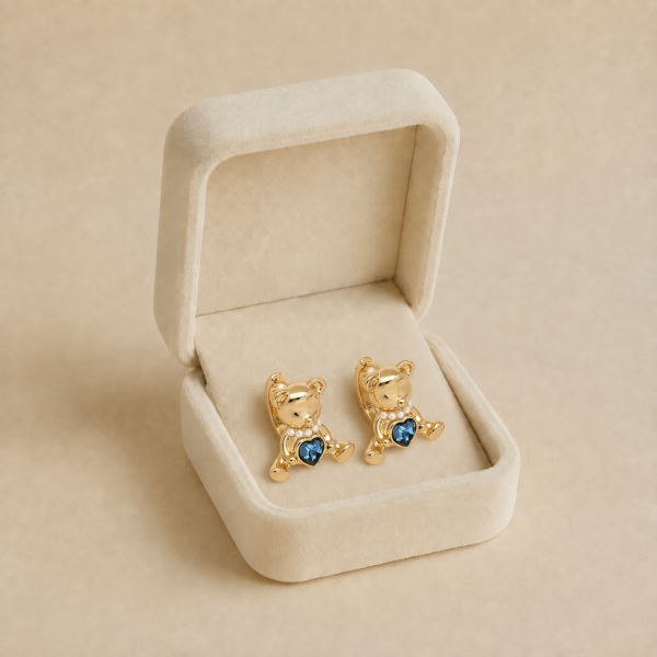 Cercei pentru copii cu închidere tortita placați cu aur de 14K, dimensiuni 18/19 mm, motiv ursuleț 3D cu inimă din cristal de safir și perluțe, Noem®