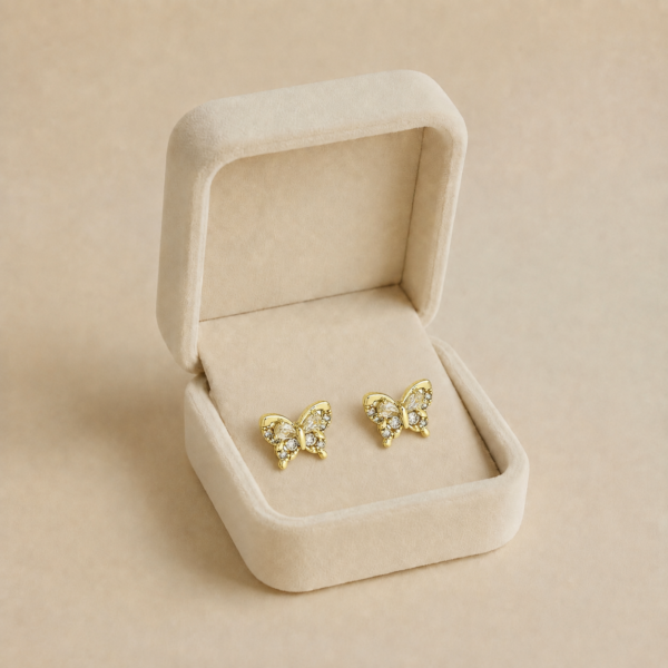 Cercei pentru fetițe cu închidere pe șurub placați cu aur de 14K, cu motiv fluture strălucitor de 8/9 mm bătut în zirconii, Noem®