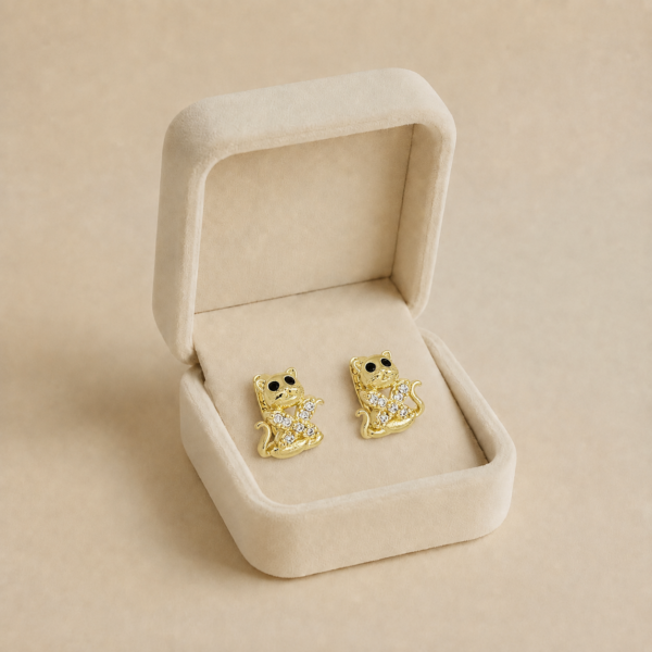 Cercei pentru fetite pe șurub placați cu aur de 14K, dimensiuni 11/9 mm, cu motiv pisicuță și corp pavat cu zirconii strălucitoare, Noem®