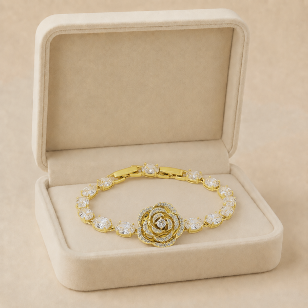 Brățară modernă placata cu aur de 14K cu rând de cristale ovale fațetate și pandantiv trandafir încrustat de 17 mm, o bijuterie fină cu mărime ajustabilă, Noem®