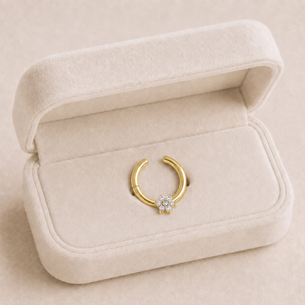 Cercel piercing pentru nas din oțel inoxidabil placat cu aur de 14 K, model inel cu floare din zirconii, 12/11 mm, hipoalergenic, Noem®
