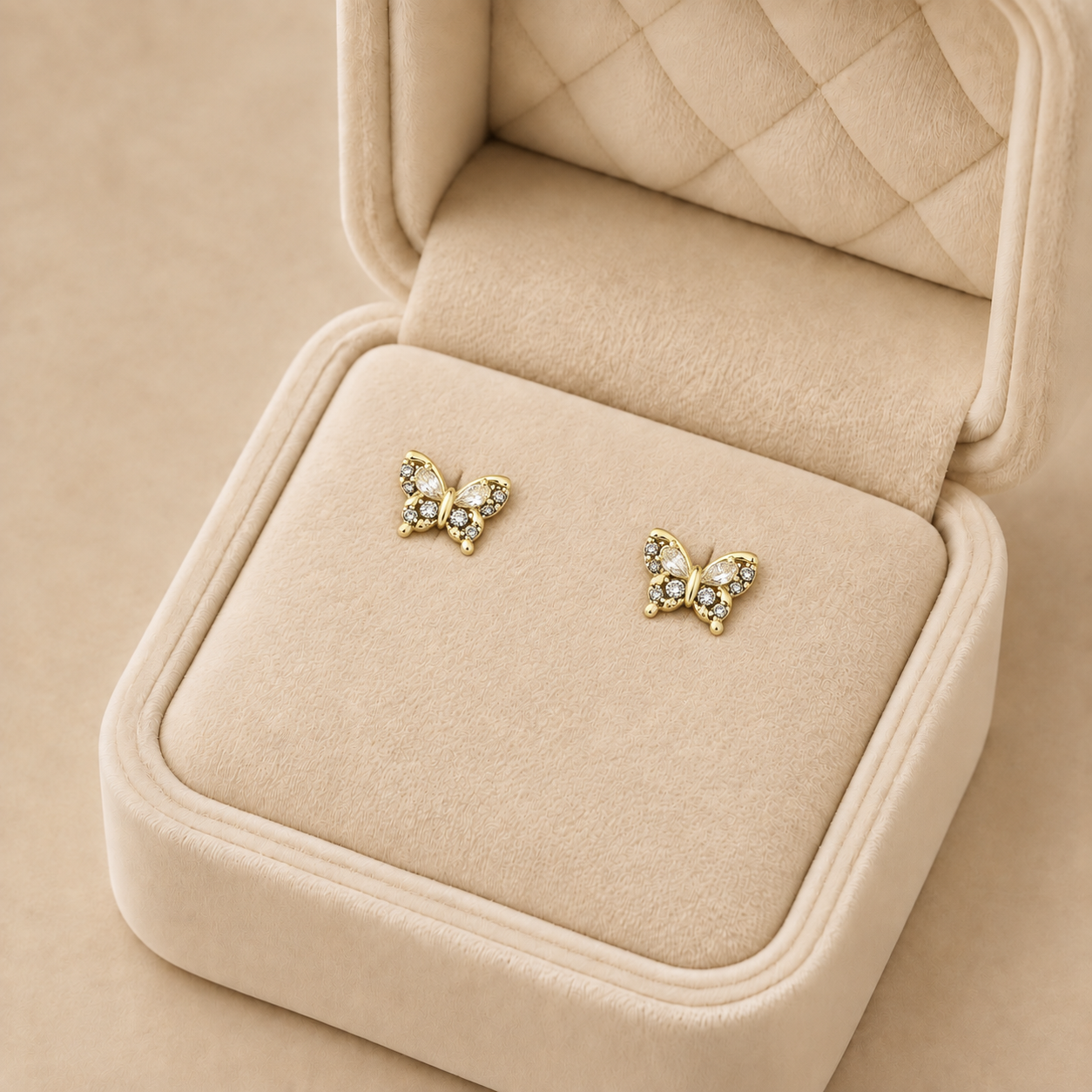 NO0968-87865_01 Cercei pentru fetițe cu închidere pe șurub placați cu aur de 14K, cu motiv fluture strălucitor de 8/9 mm bătut în zirconii, Noem® - imagine 1