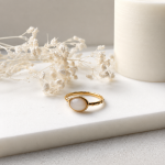 Inel fin din oțel inoxidabil placat cu aur de 18K, cu piatră ovală perlată 1x0,7 cm și șină texturată, Noem® - imagine 2