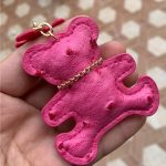 Breloc elegant din piele ecologică fuchsia ursuleț cu medalion monedă și ciucure, lungime 7 cm, Noem® - imagine 2