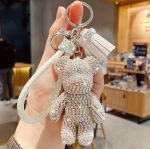 Breloc de lux argintiu cu ursuleț de cristal, curea albă împletită și ciucure, lungime 10 cm, Noem® - imagine 2