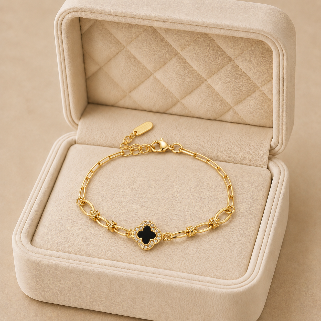 NO1098-BP27045_01 Brățară de damă din oțel inoxidabil placat cu aur 14K, cu pandantiv trifoi negru conturat cu zirconii, lanț cu zale alungite, reglabilă, Noem® - imagine 1