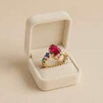 Inel reglabil placat cu aur de 14K, coroană de 14 mm cu cristal marcheză roșu-rubin, halo și bandă cu pietre multicolore, Noem®