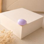 Inel reglabil din oțel inoxidabil placat cu aur de 14 K, design deschis cu email violet pastel, lățime 1, 8 cm, Noem® - imagine 2