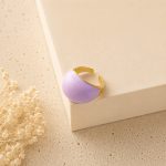 Inel reglabil din oțel inoxidabil placat cu aur de 14 K, design deschis cu email violet pastel, lățime 1, 8 cm, Noem® - imagine 3