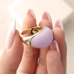 Inel reglabil din oțel inoxidabil placat cu aur de 14 K, design deschis cu email violet pastel, lățime 1, 8 cm, Noem® - imagine 4