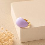 Inel reglabil din oțel inoxidabil placat cu aur de 14 K, design deschis cu email violet pastel, lățime 1, 8 cm, Noem® - imagine 5