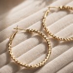 Cercei damă rotunzi din oțel inoxidabil placat cu aur de 14 K, model creole texturate, 4 x 4 cm, Noem® - imagine 2