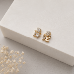 Cercei damă asimetrici din oțel inoxidabil placat cu aur de 18 K, model LOVE cu zirconiu în formă de inimă, 1.3 x 0.9 cm, Noem® - imagine 2