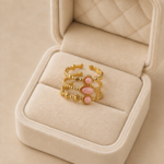 Inel damă reglabil din oțel inoxidabil placat cu aur de 14 K, model triplu texturat cu pietre roz, lățime 1.9 cm, Noem®
