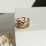 Inel damă reglabil din oțel inoxidabil placat cu aur de 14 K, model triplu texturat cu pietre roz, lățime 1.9 cm, Noem® - imagine 3