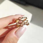 Inel damă reglabil din oțel inoxidabil placat cu aur de 14 K, model triplu texturat cu pietre roz, lățime 1.9 cm, Noem® - imagine 4