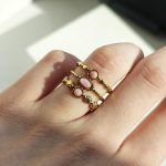Inel damă reglabil din oțel inoxidabil placat cu aur de 14 K, model triplu texturat cu pietre roz, lățime 1.9 cm, Noem® - imagine 5